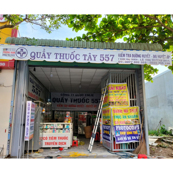Mái hiên di động tay quay giá rẻ cho quầy thuốc tây tại Bình Dương