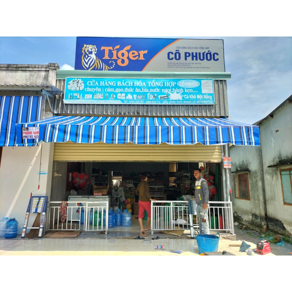 Mái xếp Phương Nam đã thi công bàn giao mái hiên di động tại cửa hàng tạp hoá Cô Phước Tân Lập Bắc Tân Uyên Bình Dương 
